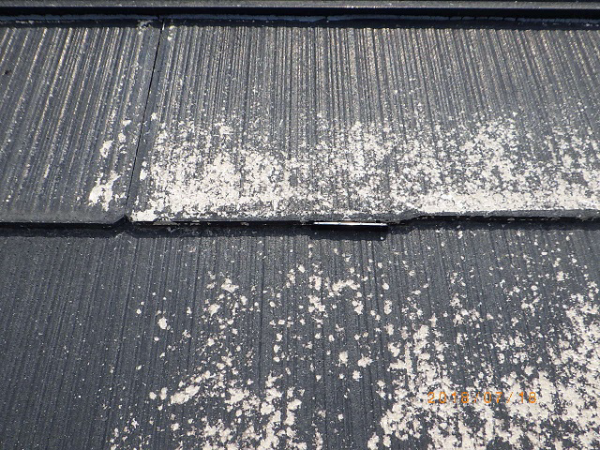 屋根塗装　縁切り(タスペーサー)挿入